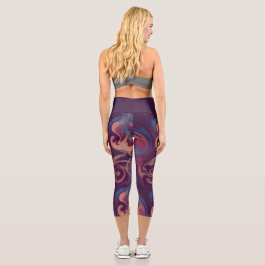 Lila und farbenfrohe Wasserfarbe Capri Leggings (Rückseite)