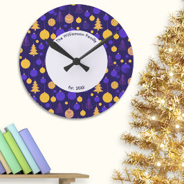Lila und Faux-Gold Moderne Familienname Weihnachte Runde Wanduhr