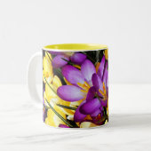 Lila und gelbe Crocus Blume Tasse (Vorderseite Links)