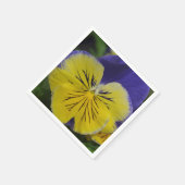 Lila und gelbe Pansy-Blume Serviette (Ecke)