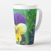 Lila und gelbe Pansy Latte Tasse (Rechte Ecke)