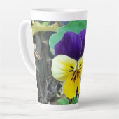 Lila und gelbe Pansy Latte Tasse (Linke Ecke)