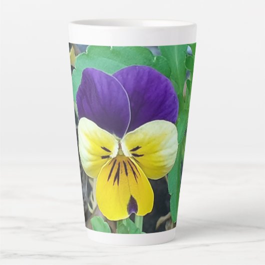 Lila und gelbe Pansy Latte Tasse (Vorderseite)