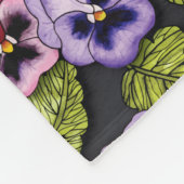 Lila und gelbe Stiefmütterchen Blumenfleece blau Fleecedecke (Ecke)