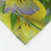 Lila und gelbe Violas Fleecedecke (Ecke)