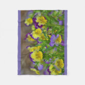 Lila und gelbe Violas Fleecedecke (Vorderseite)
