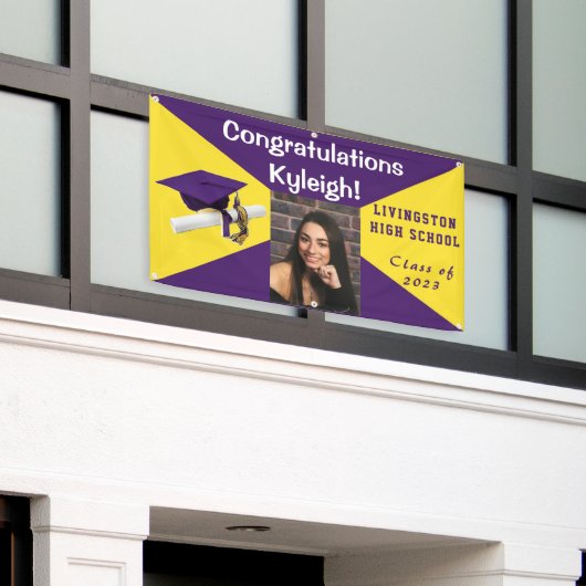 Lila und gelbes Vinyl-Abschluss-Foto Banner (Äußeres Gebäude)