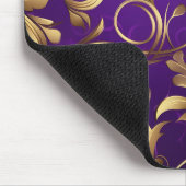 Lila und Gold Damask Mit Monogramm Mousepad (Ecke)