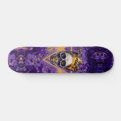 Lila und Gold Graffiti Skull King Skateboard (Horizontal)