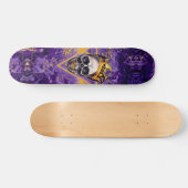 Lila und Gold Graffiti Skull King Skateboard (Horizontal)