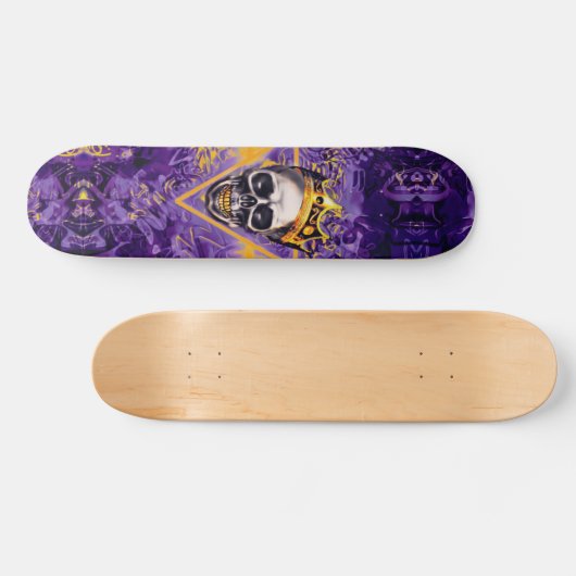 Lila und Gold Graffiti Skull King Skateboard (Horizontal)