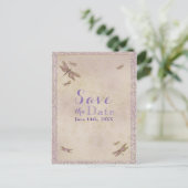 Lila- und Golddrachenfliege Save the Date Ankündigungspostkarte (Stehend Vorderseite)