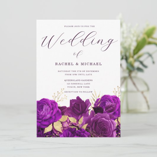 Lila und goldene Blumenhochzeit Einladung (Stehend Vorderseite)
