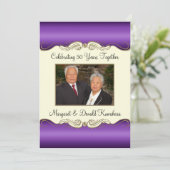 Lila und goldenes 50-jähriges Hochzeitsjubiläum im Einladung (Stehend Vorderseite)