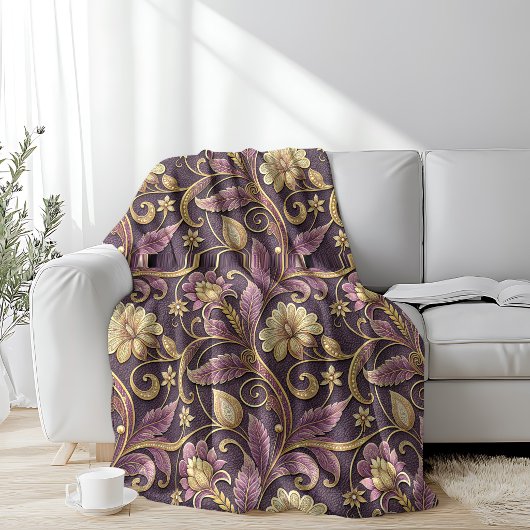 Lila und goldenes geprägtes Blumenmuster Fleecedecke