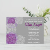 Lila und graue Dahlie-Baby-Duschen-Einladung Einladung (Stehend Vorderseite)