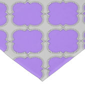 Lila und graue Quatrefolie Tischdecke (Schrägansicht)