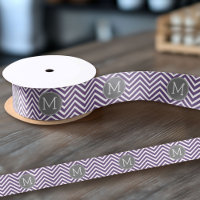 Lila und graues Zickzack Muster mit Monogramm
