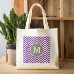 Lila und graues Zickzack Muster mit Monogramm Tragetasche<br><div class="desc">Ein beliebtes Design mit Kohle- und Auberginenfarben und einem Bereich zum Hinzufügen von Monogramm oder Namen. Trendige Farben und Muster für Ihr Handy. Wenn Sie die Monogramme anpassen müssen,  klicken Sie auf die Schaltfläche Anpassen und nehmen Sie Änderungen vor.</div>