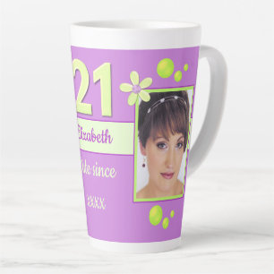 Lila und grün mit dem Namen 21. Foto Milchtasse