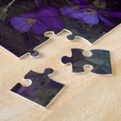Lila und grüne Stiefmütterchenblumen und Blätter Puzzle (Seite)