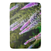 Lila und grüne Wildblumen Badematte (Vorderseite Vertikal)