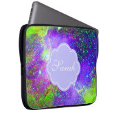 lila und grünes Galaxy-Nebula-Monogramm Laptopschutzhülle (Vorne Rechts)