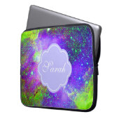 lila und grünes Galaxy-Nebula-Monogramm Laptopschutzhülle (Vorderseite Links)
