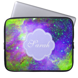 lila und grünes Galaxy-Nebula-Monogramm Laptopschutzhülle