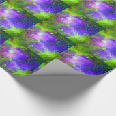 lila und grünes Galaxy Nebula Weltraumbild. Geschenkpapier (Ecke)