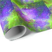 lila und grünes Galaxy Nebula Weltraumbild. Geschenkpapier (Rolleneckpunkt)