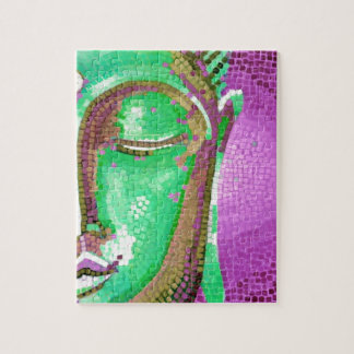 Lila und grünes Mosaik Buddha stellen gegenüber Puzzle