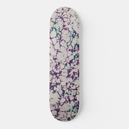 Lila- und grüngekrauschtes, abstraktes Malerdesign Skateboard (Vorderseite)