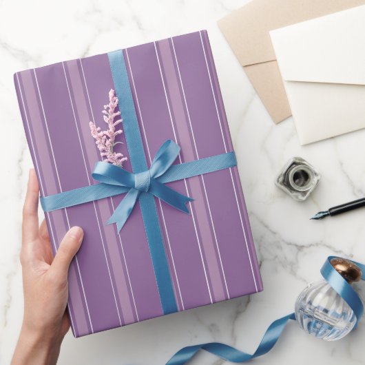 Lila und Helllila Streifen Geschenkpapier (Schenken)