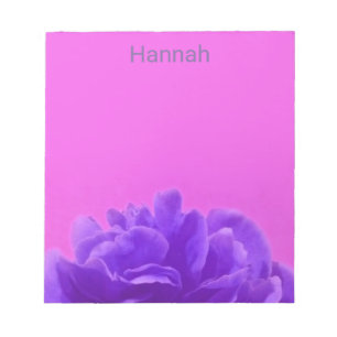 Lila und Himbeer Blumen mit individuellem Namen Notizblock