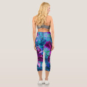 Lila und Hot Pink Abstrakte Orientalische Lilien B Capri Leggings (Rückseite)