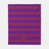Lila und Magenta Muster gestreifte Monogramm Fleecedecke (Vorderseite)