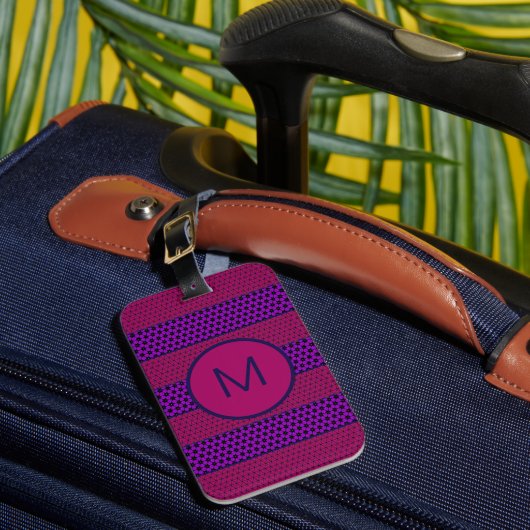 Lila und Magenta Muster gestreifte Monogramm Gepäckanhänger (Vorderseite Insitu 1)