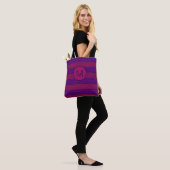 Lila und Magenta Muster gestreifte Monogramm Tasche (Am Model)