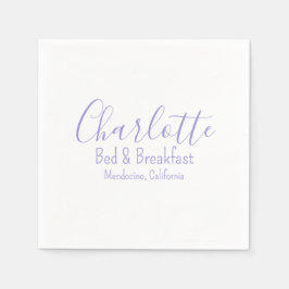 Lila und modern eingerichtetes Bett und Frühstück Serviette