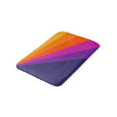 Lila und orangefarbene diagonale Retrostreifen Badematte (Schrägansicht)