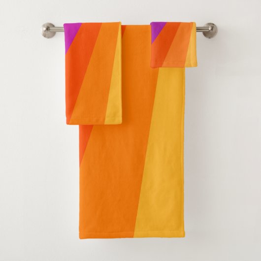 Lila und orangefarbene diagonale Retrostreifen Badhandtuch Set (Insitu)