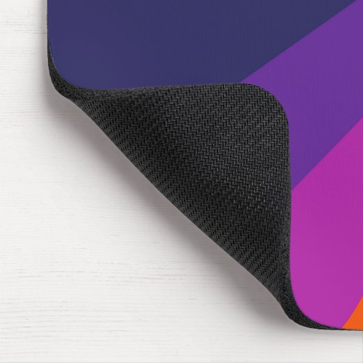 Lila und orangefarbene diagonale Retrostreifen Mousepad (Ecke)