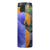 Lila und orangefarbene Stiefmütterchen mit grünem Thermosbecher (Rückseite)