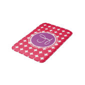 Lila und Red Polka Dot Monogramm Badematte (Schrägansicht)