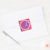 Lila und Red Polka Dot Monogramm Quadratischer Aufkleber (Umschlag)