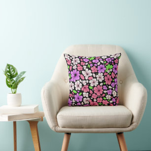 Lila und rosa Blumen und Blütenmuster Schwarz Kissen
