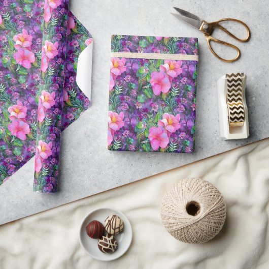 Lila und rosa Blumenmuster Geschenkpapier (Kunsthandwerk)