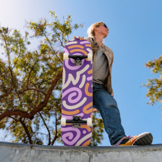 Lila und Rosa feuriges Wirbelband-Muster Skateboard