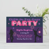 Lila und rosa Glühen in der dunklen Party Einladun Einladung (Stehend Vorderseite)